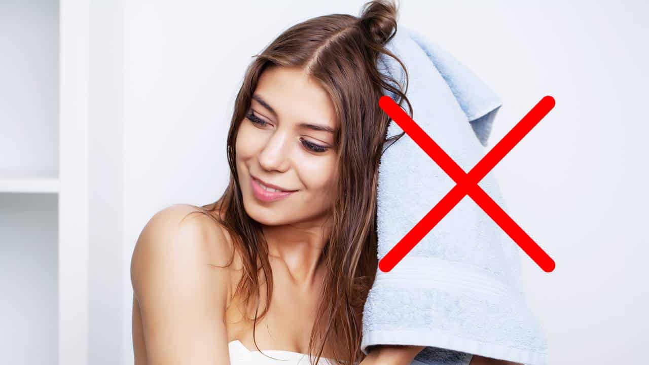 não deve secar o cabelo com toalha