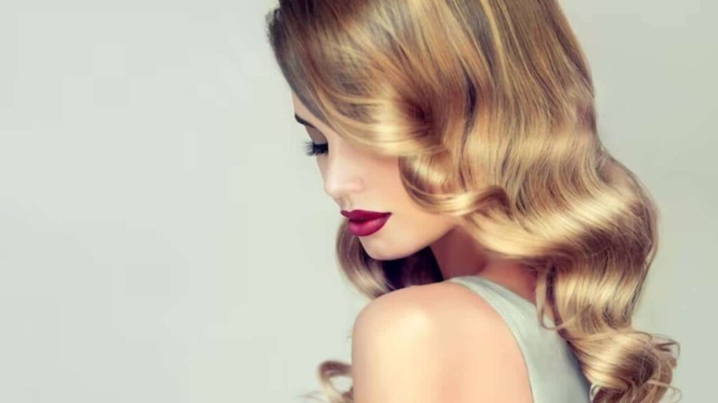 Aprenda como usar a camomila para reavivar a cor do seu cabelo loiro ou balayage
