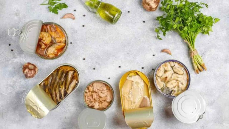 Por que nunca devo guardar alimentos enlatados na geladeira?