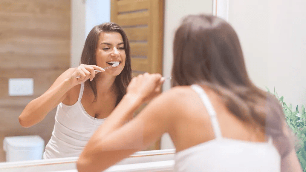 Por que você NUNCA deve escovar os dentes depois de comer e a hora certa de fazer