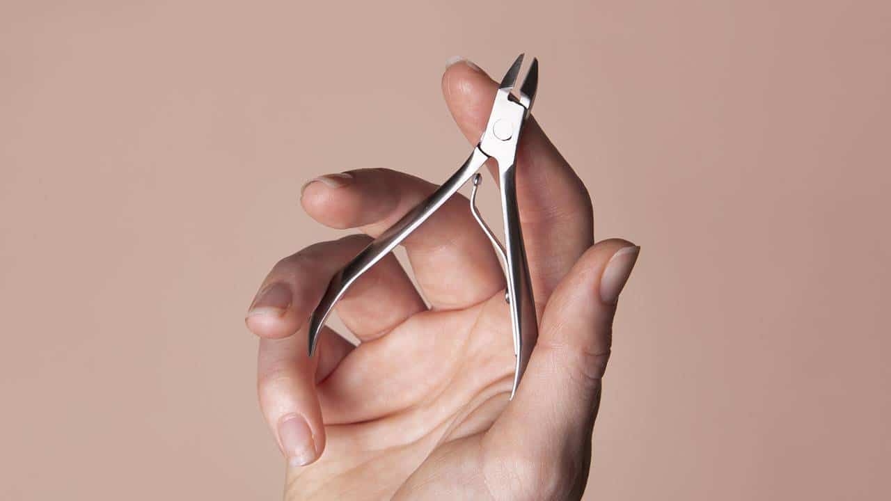 Two ways to sharpen your nail clippers: they will stay as good as new