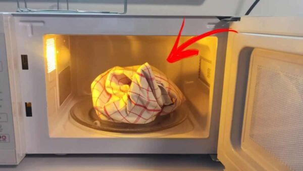 Use o micro-ondas para limpar os panos de cozinha sujos