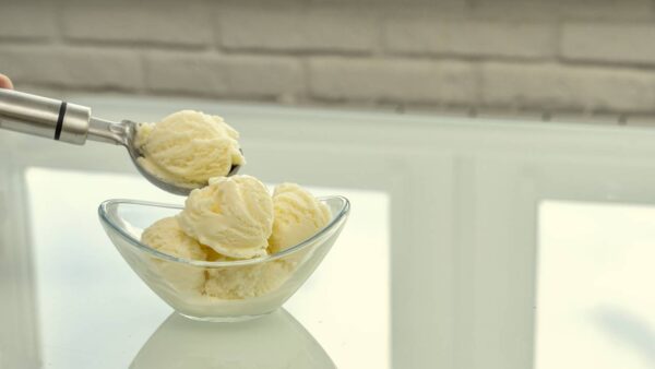 Aprenda a fazer o irresistível sorvete de coco com leite condensado!