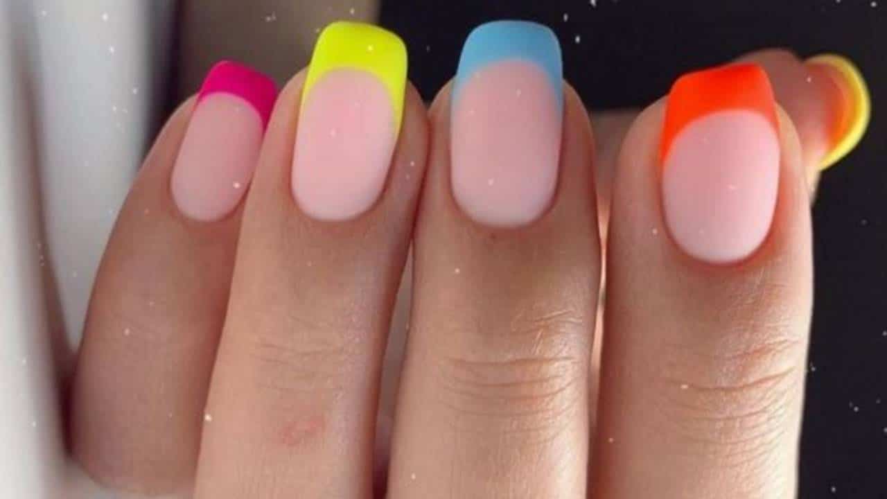 6 cores vibrantes de manicure francesa que você pode experimentar