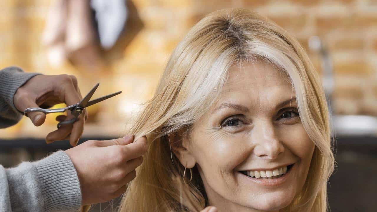 O corte de cabelo para fazer seus cabelos grisalhos PARECER MECHAS