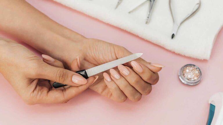 Unhas de gel 2024: cores da moda ideais para mulheres morenas