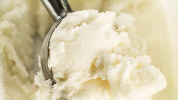 Prepare esta sobremesa de sorvete de creme e se surpreenda
