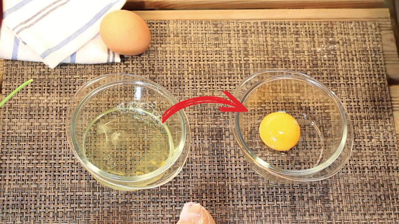 Por que você continua separando a gema da clara de ovo de forma errada? Aprenda com esse vídeo