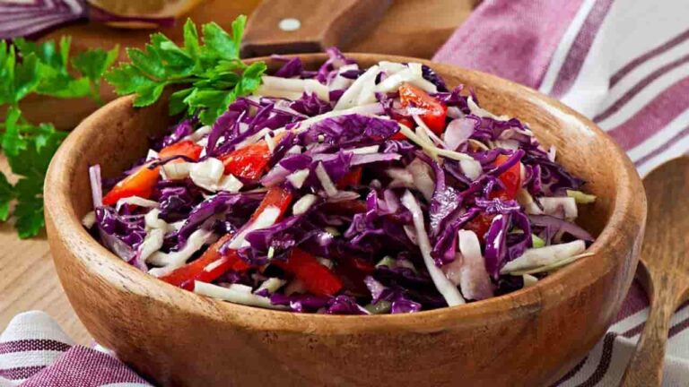 Faça uma salada de repolho muito saborosa