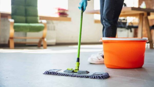 Faça um limpador de chão poderoso para eliminar o mau cheiro da casa