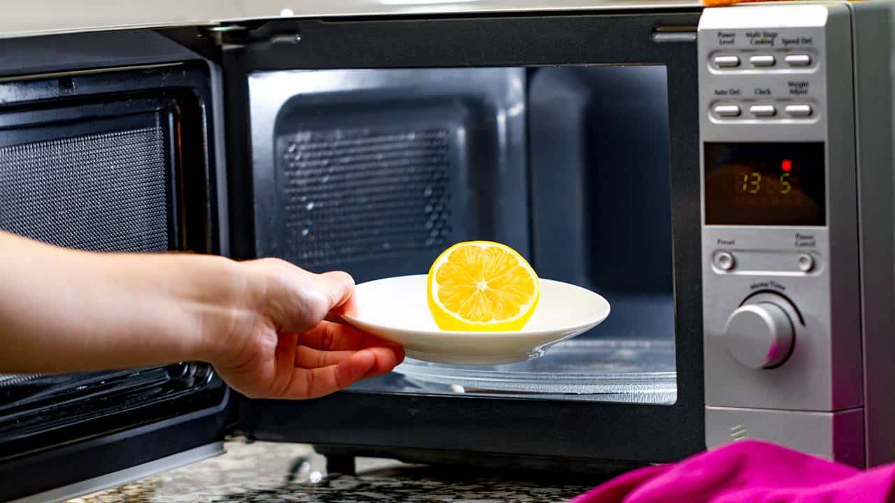 Como limpar o micro-ondas com uma banda limão?