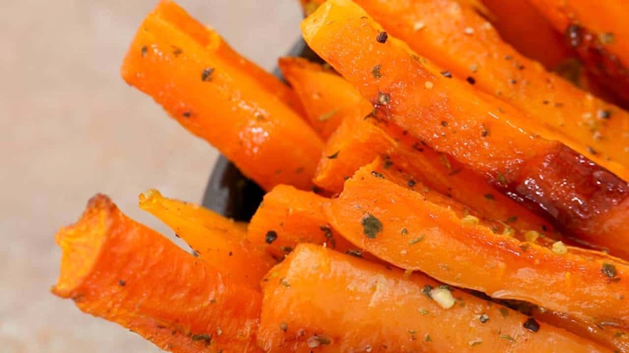 Você já comeu cenouras assadas no forno? Você vai amar!
