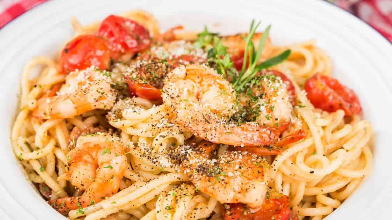 SURPREENDA toda a família com este delicioso espaguete com camarão e tomate natural