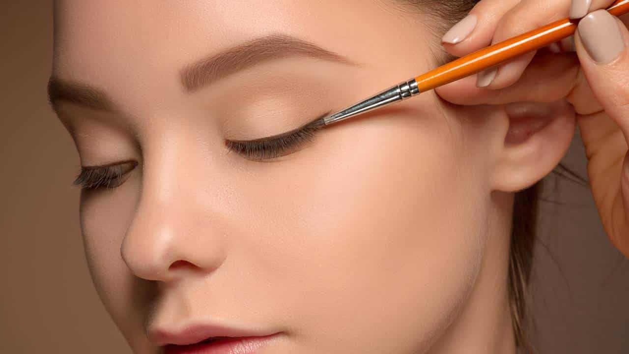 Conheça o tightlining, uma tendência de maquiagem que transforma o visual