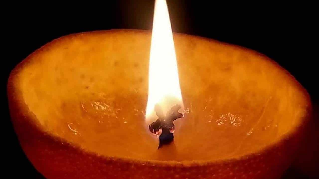Afaste os insetos da sua casa com esta vela repelente feita com laranja e alecrim