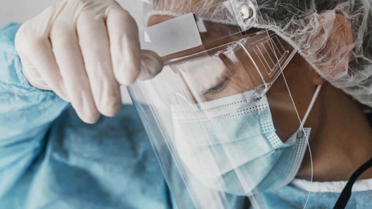 Anvisa flexibiliza uso de máscaras em serviços de saúde