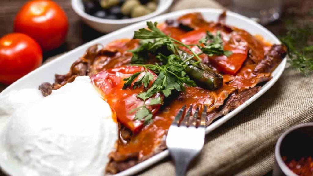 Esta carne com molho de tomate é lamber os dedos de tão macia