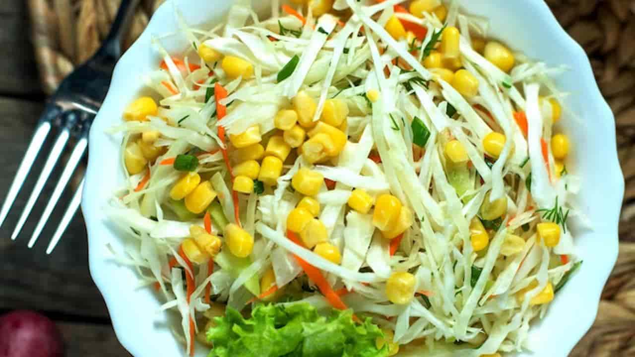 Aprenda a fazer esta salada fresca e deliciosa de repolho