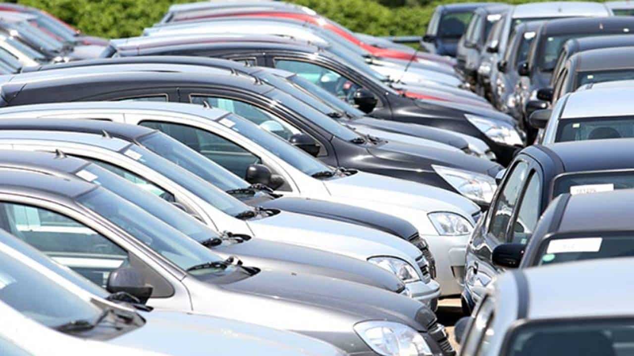 CET leiloa 220 veículos removidos por estacionamento irregular em SP
