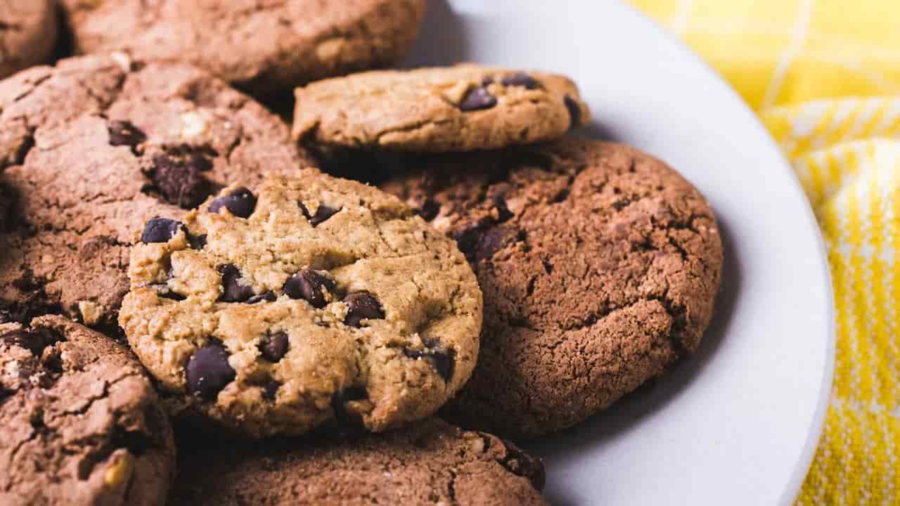 Como fazer biscoitos de banana com chocolate