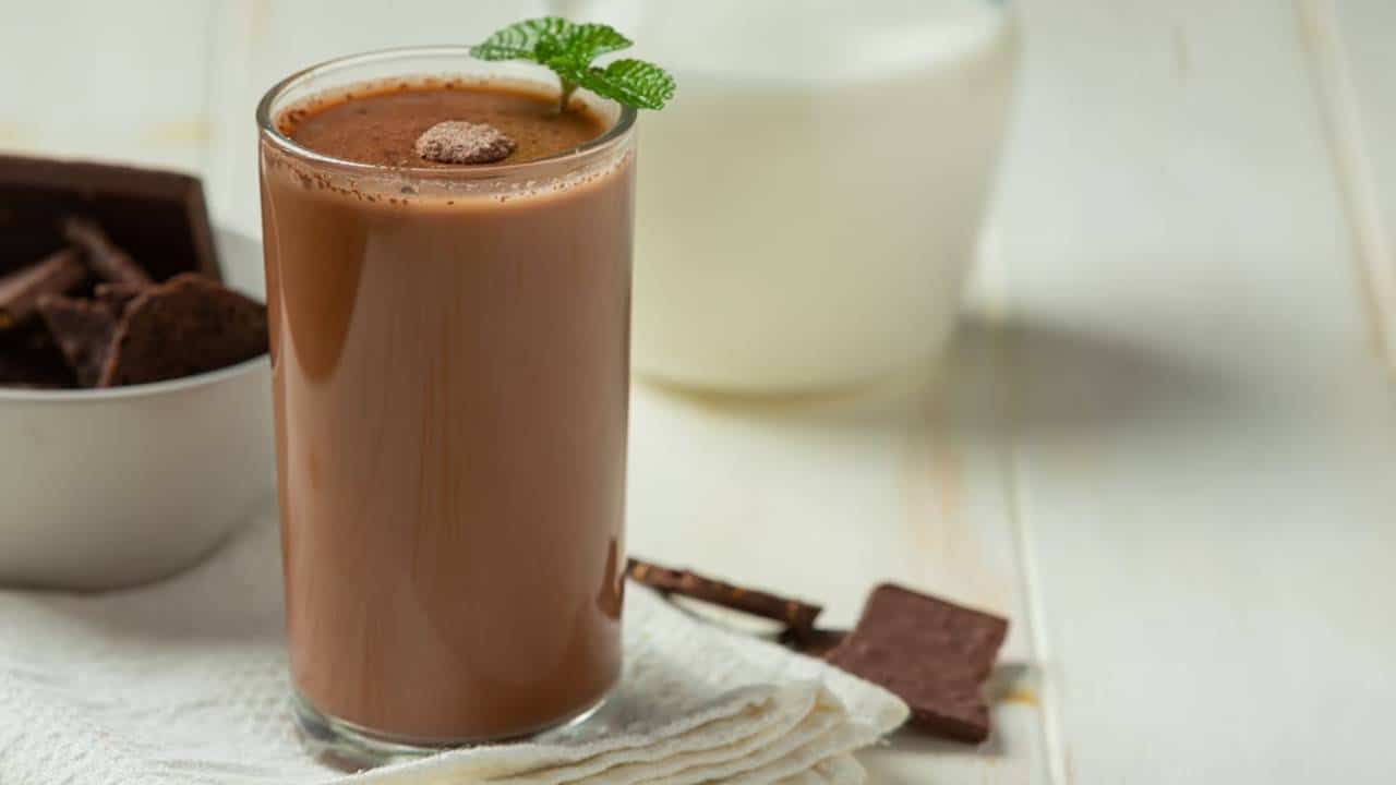 Faça essa versão de Chocolate quente alcóolico para esquentar seu São João