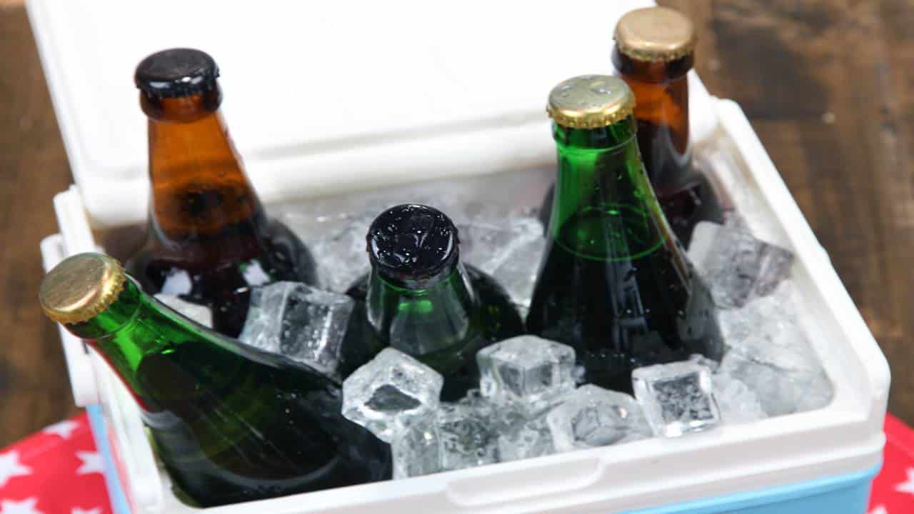 Sua cerveja ficará gelada a festa toda: Como fazer o gelo demorar 24 horas para derreter?