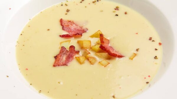 Deliciosa e super cremosa sopa de batata com bacon