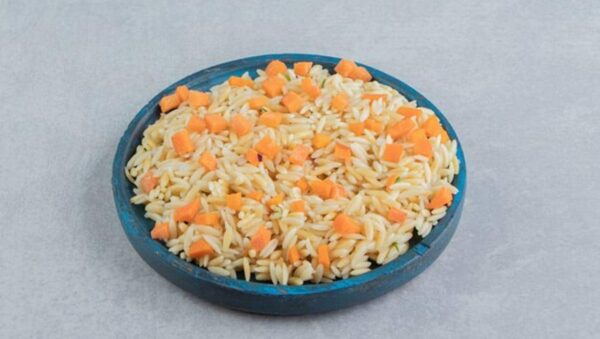Prepare um delicioso arroz recheado com cenoura e cebola