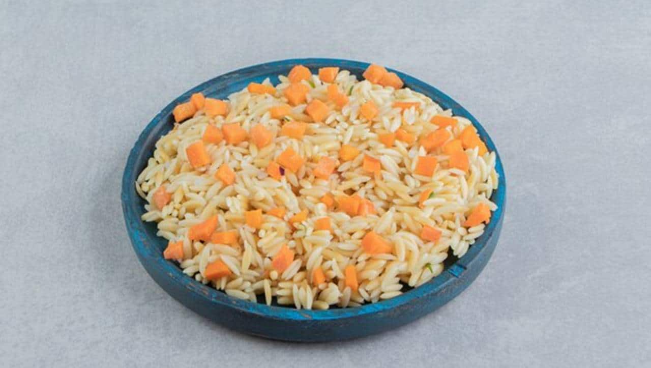Prepare um delicioso arroz recheado com cenoura e cebola