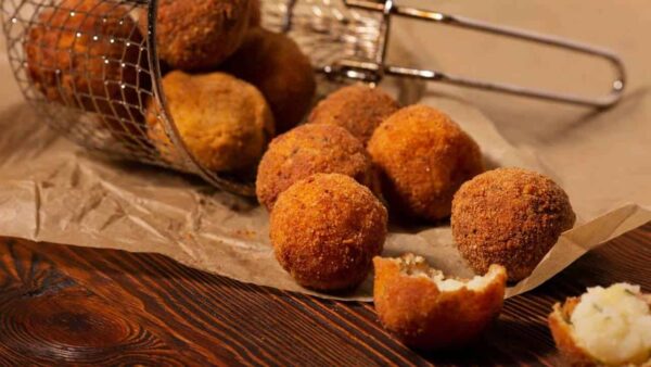 Deliciosos croquetes de batata com presunto rápido e prático