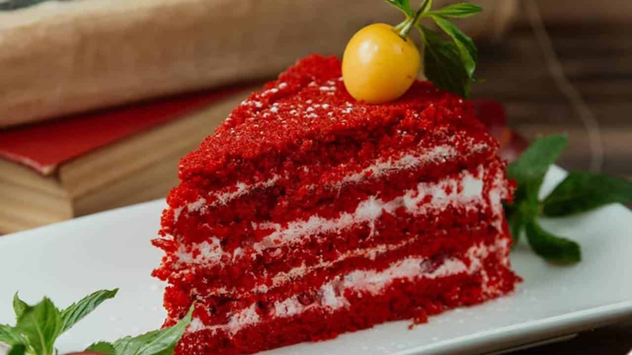 Este cheesecake de red velvet irá te surpreender