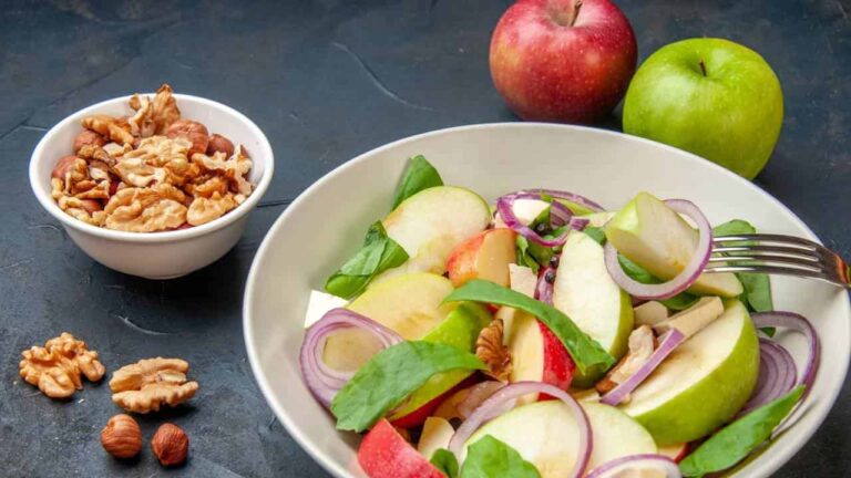 Prepare esta deliciosa salada de maçã com creme de leite