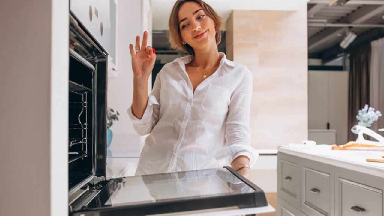Limpe o forno com rapidez usando um simples detergente caseiro 