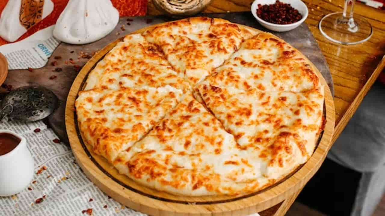 A pizza de quatro queijos é uma das mais populares da culinária italiana, receita fácil e super suculenta.