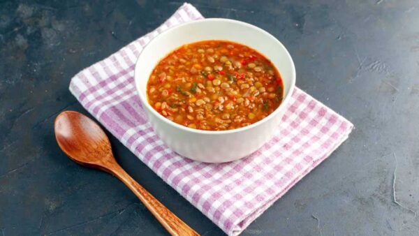 Fácil e rápida: sopa de lentilha deliciosa