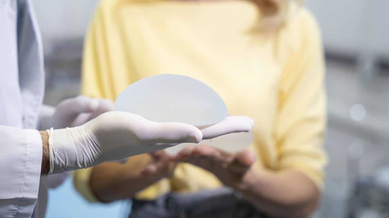 Lei garante troca de implante mamário em pacientes de câncer