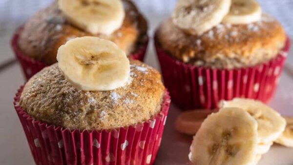 Aproveite as bananas maduras e prepare deliciosos muffins com esta receita simples