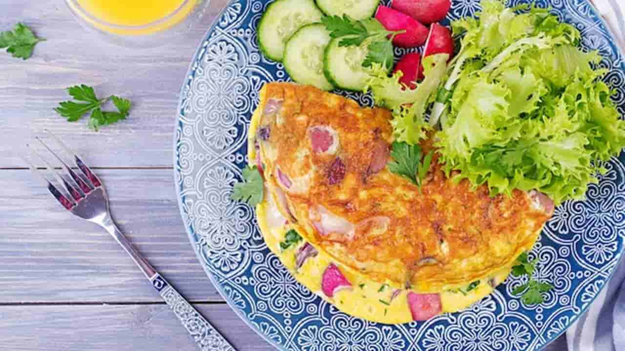 Omelete de abacate para um café da manhã fácil