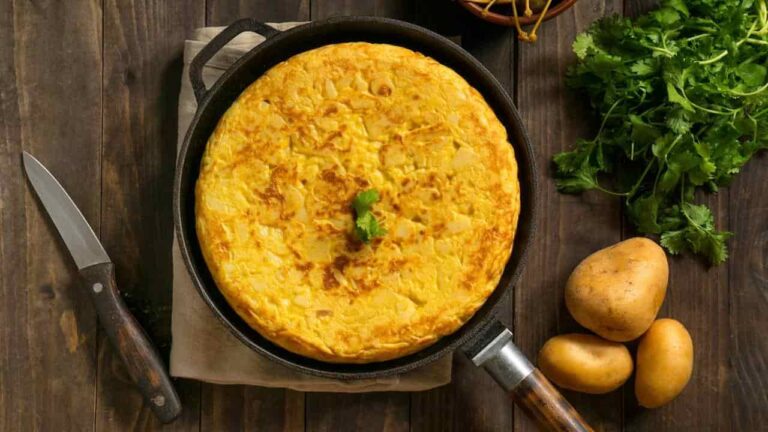 Esta omelete de batata e presunto é muito deliciosa