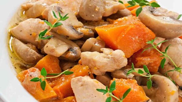 Prepare este ensopado de frango com legumes, uma receita fácil