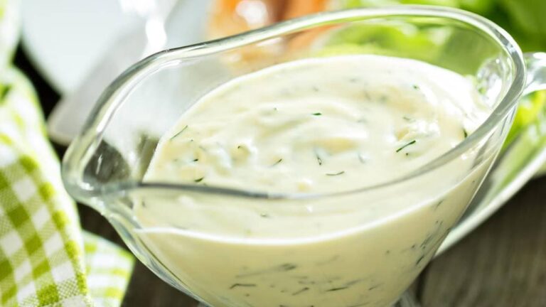 Dê um toque especial ao seu prato com esse molho típico aioli