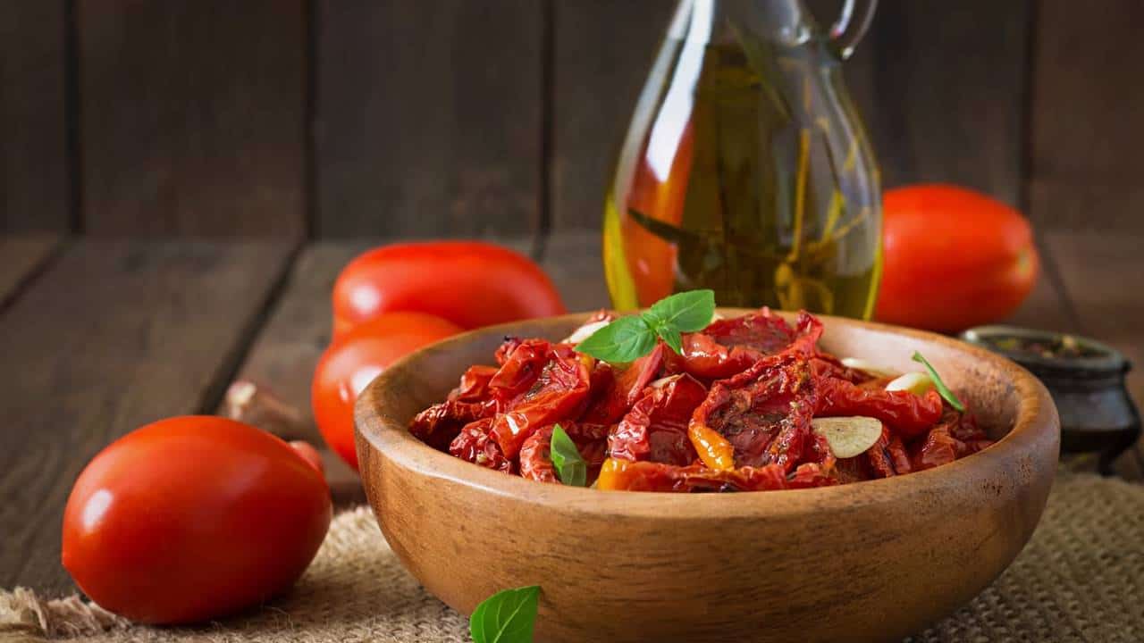 Prepare tomates secos em azeite: o complemento perfeito para fazer os seus aperitivos