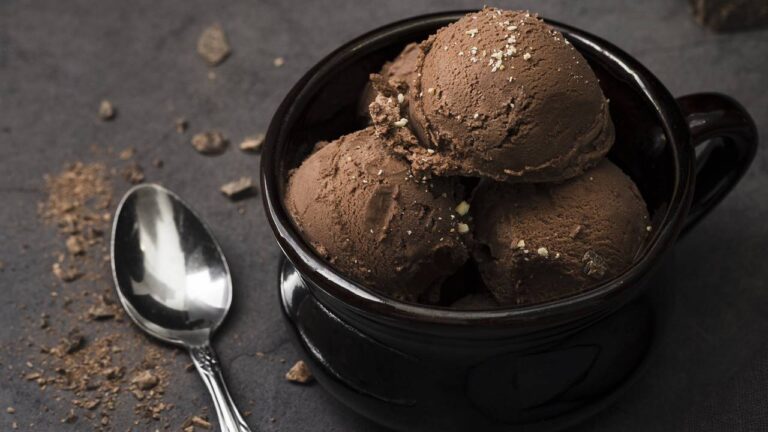 Este sorvete de chocolate amargo vai explodir o seu paladar