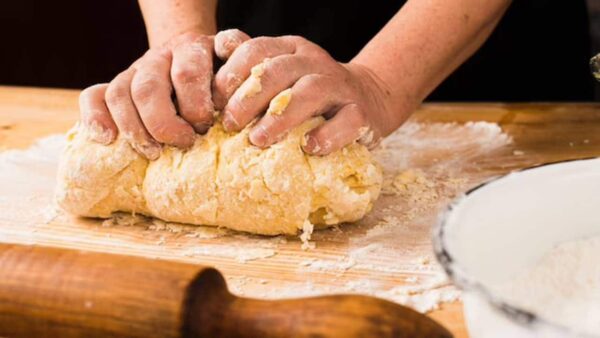 Saiba como fazer um preparo fácil de massa de empanada