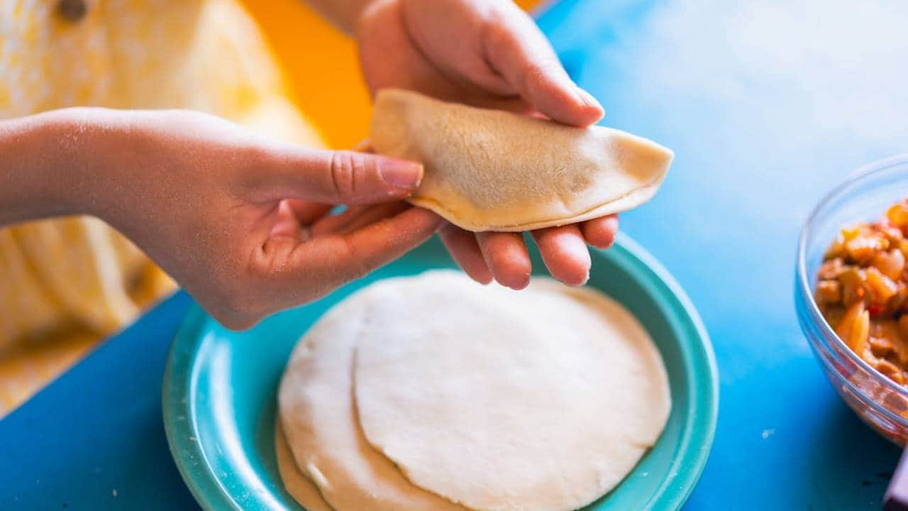 Saiba como fazer um preparo fácil de massa de empanada