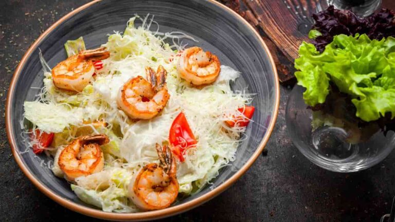 Salada de camarão com abacaxi uma perfeição de combinação