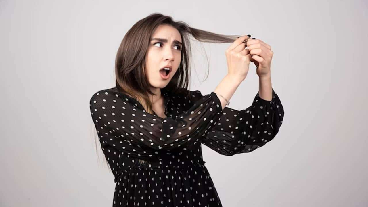 Se você arrancar um fio de cabelo grisalho, terá vários outros? Veja o que dizem os especialistas