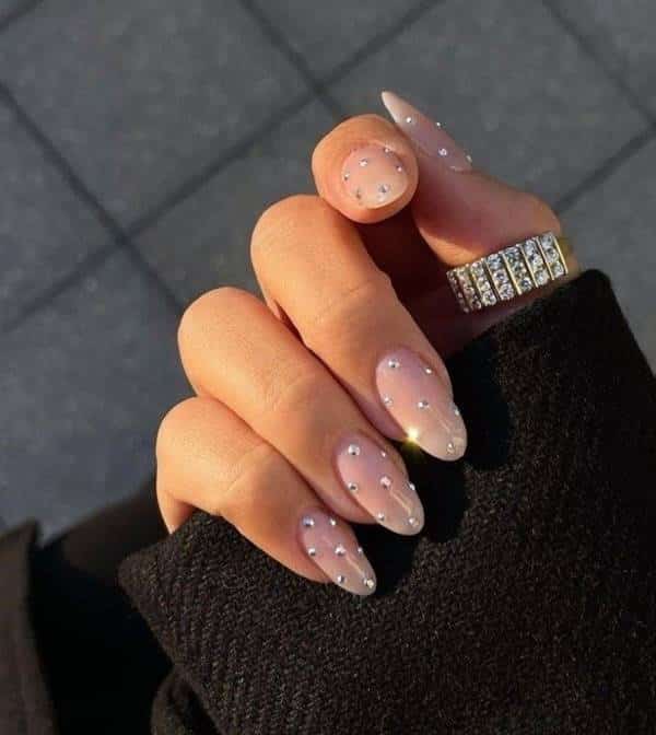 Unhas com pedras natural nude amendoadas 