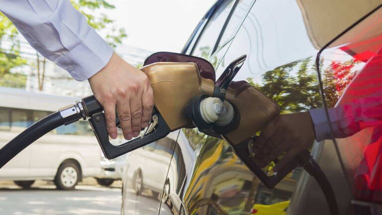 Não faça Isso: O que acontece quando você abastece o Carro com o Motor Ligado?