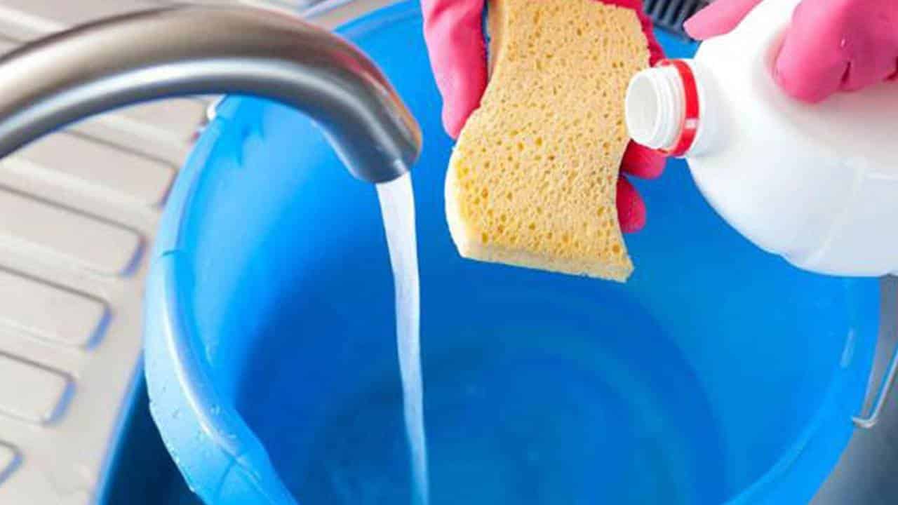 COLOQUE esses 5 ingredientes caseiros na agua de limpar o piso e surpreenda-se!